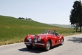 Jaguar XK120, rouge, action 3-4 avd