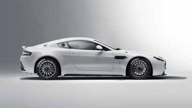 Aston Martin V8 Vantage GT4 blanc profil