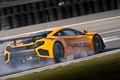 McLaren MP4-12C GT3 orange 3/4 arrière droit filé penché