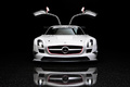 Mercedes SLS AMG GT3 blanc face avant portes ouvertes