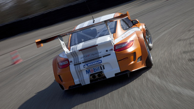 Porsche 911 GT3 R Hybrid 2011 3/4 arrière dynamique cônes