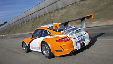 Porsche 911 GT3 R Hybrid 2011 3/4 arrière dynamique