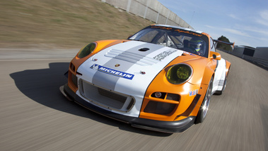 Porsche 911 GT3 R Hybrid 2011 3/4 avant dynamique 2