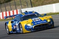 Spyker C8 Laviolette LMS bleu/jaune 3/4 avant droit filé penché 2