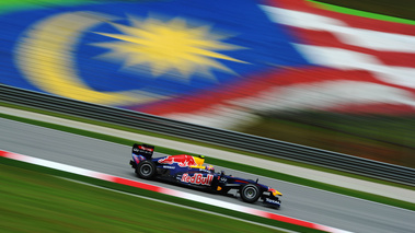 Malaisie 2011 Red Bull devant drapeau