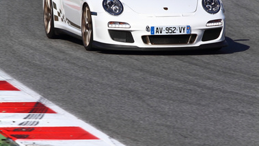 Prestige Racing Barcelona - 04.11.10 - Porsche 997 GT3 RS MkII blanc 3//4 avant droit debout