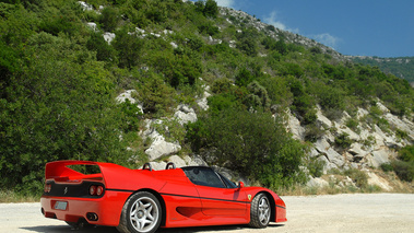 Ferrari F50 rouge 3/4 arrière droit