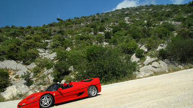 Ferrari F50 rouge profil penché