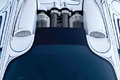 Bugatti Veyron Grand Sport L'Or Blanc moteur vue de haut debout