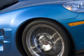 Chevrolet Corvette C6 ZR1 bleu jante travelling debout