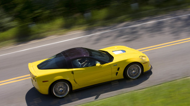 Chevrolet Corvette C6 ZR1 jaune filé penché vue de haut