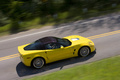 Chevrolet Corvette C6 ZR1 jaune filé penché vue de haut