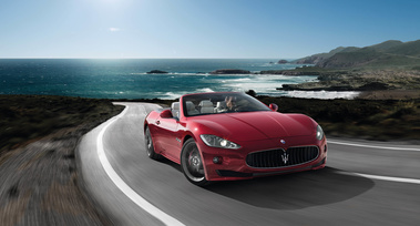 Maserati GranCabrio Sport rouge 3/4 avant droit travelling