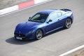 Maserati GranTurismo MC Stradale bleu 3/4 avant gauche filé penché vue de haut