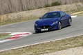 Maserati GranTurismo MC Stradale bleu 3/4 avant gauche penché