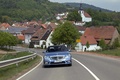 Mercedes E500 bleu face avant travelling penché