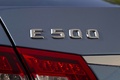Mercedes E500 bleu logo coffre