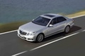 Mercedes E500 gris 3/4 avant gauche travelling vue de haut