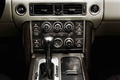 Range Rover beige console centrale debout