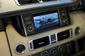 Range Rover beige écran console centrale 2