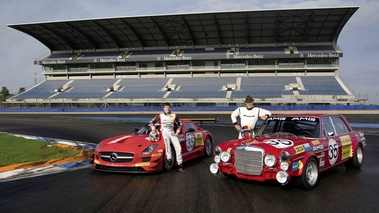 Mercedes SLS AMG GT3 rouge & 6.3 AMG rouge 3/4 avant gauche