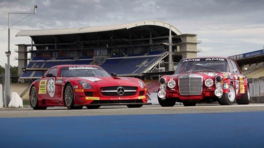 Mercedes SLS AMG GT3 rouge & 6.3 AMG rouge 3/4 avant