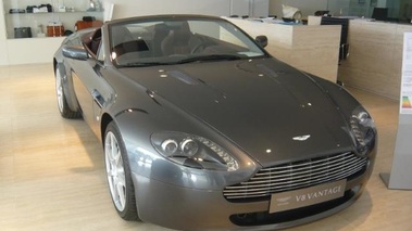 ASTON MARTIN AMV8 Roadster 2008 - Vue 3/4 avant droit