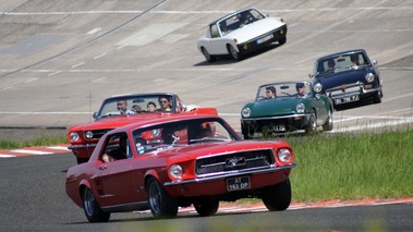 Autodrome Héritage Festival 2012 - Ford Mustang rouge 3/4 avant droit
