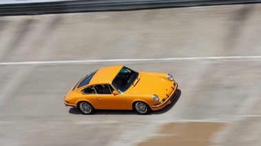 Autodrome Héritage Festival 2012 - Porsche 911 Carrera orange 3/4 avant droit filé