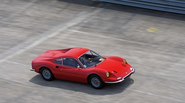 Autodrome Héritage Festival 2013 - Ferrari 246 GT Dino rouge 3/4 avant droit filé vue de haut