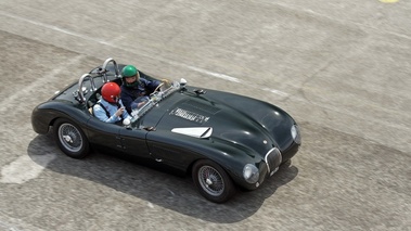 Autodrome Héritage Festival 2013 - Jaguar Type C vert 3/4 avant droit filé vue de haut