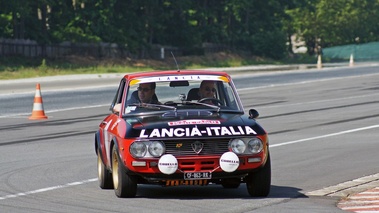 Autodrome Héritage Festival 2013 - Lancia Fulvia rouge face avant