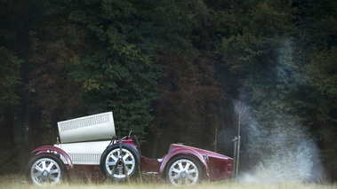 Chantilly Arts & Elégance 2016 - Bugatti Type 35 bordeaux/blanc profil