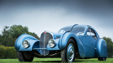 Chantilly Arts & Elégance 2017 - Bugatti Type 57SC Atlantic bleu 3/4 avant gauche