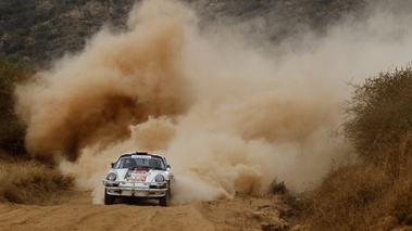 Porsche 911, blanc, action poussière