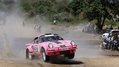 Porsche 911, rose, action 3-4 avd