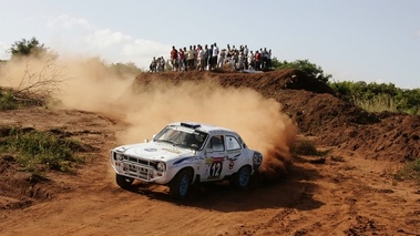 Ford Escort, blanche, action 3-4 avg