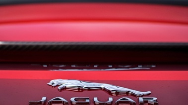 God Save The Car 2018 - Jaguar F-Type SVR rouge logos coffre