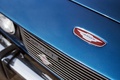 God Save The Car 2018 - Jensen Interceptor III bleu logo capot
