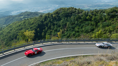 GTO Tour 2017 - Ferrari 250 GTO rouge & 250 GTO gris vue de haut