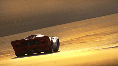 Le Mans Classic 2016 - Lola T70 rouge 3/4 arrière droit penché