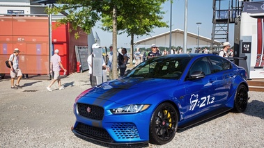 Le Mans Classic 2018 - Jaguar XE Project 8 bleu 3/4 avant gauche