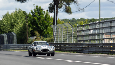 Le Mans Classic 2022 - Jaguar E-Type Lowdrag gris 3/4 avant droit