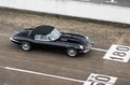 Malte à Montlhéry 2017 - Jaguar Type E Cabriolet noir 3/4 avant droit filé vue de haut