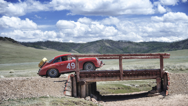 Porsche 356 rouge, action, profil drt, pont