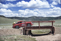 Porsche 356 rouge, action, profil drt, pont