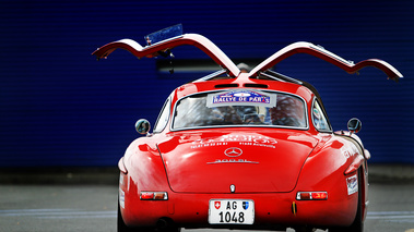 Rallye de Paris Classic 2012 - Mercedes 300 SL rouge face arrière portes ouvertes