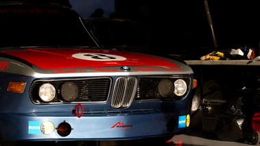Détail BMW 3.0 CSL, rouge+bleu, 3-4 avd