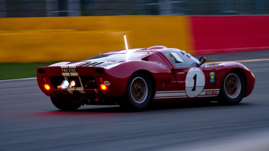 Ford GT40, rouge, action 3-4 ard