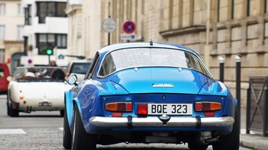 Traversée de Paris 2012 - Alpine A110 bleu face arrière